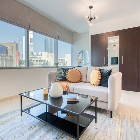 Unbeatable Rate Stylish 1Br With Balcony Near Metro By Deluxe Holiday Homes ดูไบ ภายนอก รูปภาพ